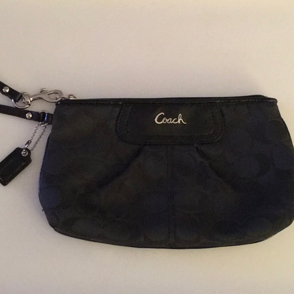 COACH wristlet 💁🏻‍♀️